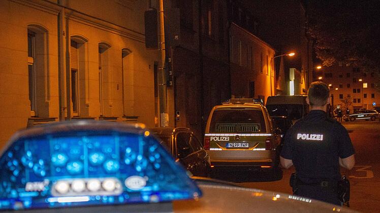 In der Nacht kam es in N&uuml;rnberg zu einem Gro&szlig;aufgebot an Rettungskr&auml;ften - Grund war ein Anruf. Foto: News5/Schmelzer