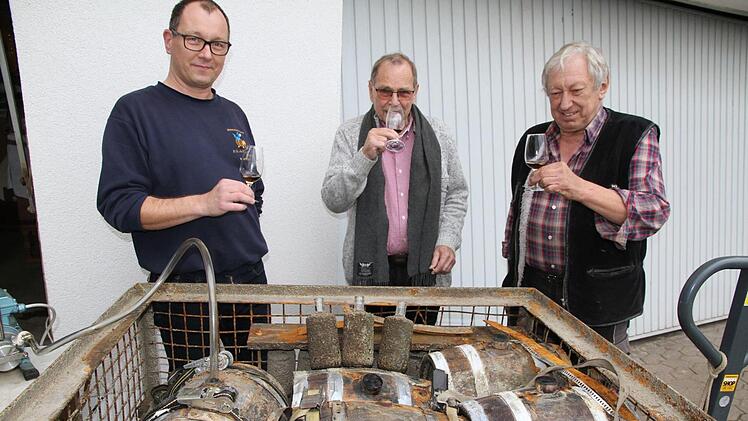 Die Whisky-Spezialisten Robert (r.) und  Thomas Fleischmann mit Fritz Sitzmann, lokaler Genussbotschafter der IHK (M.) Foto: Mathias Erlwein