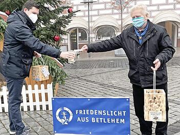 Das Friedenslicht überreichte am 3. Adventssonntag Walter Wank an Coburgs Oberbürgermeister Dominik Sauerteig.  Foto: Wolfgang Desombre