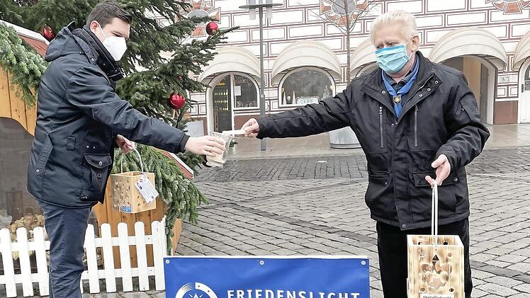 Das Friedenslicht überreichte am 3. Adventssonntag Walter Wank an Coburgs Oberbürgermeister Dominik Sauerteig.  Foto: Wolfgang Desombre
