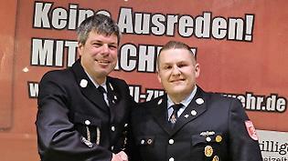 Steffen Schärpf (links) gratuliert seinem Nachfolger Johannes Warmuth als Vorsitzender der FFW Diebach.