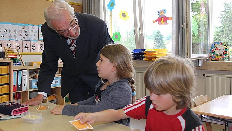 Regierungspräsident Paul Beinhöfer im Gespräch mit Schülern.