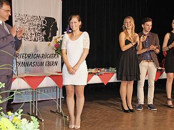 Fast mochte sie es nicht glauben Sophie Stadter (Zweite von links) ist zusammen mit Dorothea Müller-Schultheiss mit der Traumnote von 1,1 und identischer Punktzahl die beste Abiturientin am Friedrich-Rückert-Gymnasium. Dazu gratulieren Schulleiter Klauspeter Schmidt (links) sowie Annalena Eichhorn (1,3) und Frederik Gnannt (1,4). Fotos: Ralf Kestel