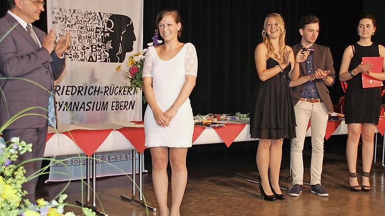 Fast mochte sie es nicht glauben Sophie Stadter (Zweite von links) ist zusammen mit Dorothea Müller-Schultheiss mit der Traumnote von 1,1 und identischer Punktzahl die beste Abiturientin am Friedrich-Rückert-Gymnasium. Dazu gratulieren Schulleiter Klauspeter Schmidt (links) sowie Annalena Eichhorn (1,3) und Frederik Gnannt (1,4). Fotos: Ralf Kestel