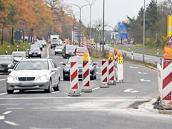 Der südliche Berliner Ring wird ab diesem Sonntag zum Nadelöhr: Die Fahrbahn in Richtung A 73 (rechts) wird komplett gesperrt. Die linke Fahrbahn müssen sich Verkehrsteilnehmer aus beiden Richtungen teilen. An der Kreuzung Forchheimer Straße (Foto) kann nicht mehr in und aus Richtung Brose Arena gefahren werden. Die Umleitung erfolgt über den Münchner Ring.  Foto: Ronald Rinklef