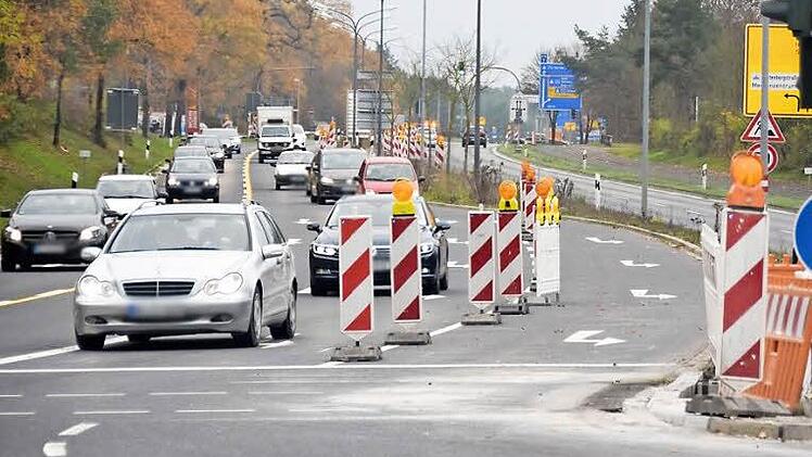 Der südliche Berliner Ring wird ab diesem Sonntag zum Nadelöhr: Die Fahrbahn in Richtung A 73 (rechts) wird komplett gesperrt. Die linke Fahrbahn müssen sich Verkehrsteilnehmer aus beiden Richtungen teilen. An der Kreuzung Forchheimer Straße (Foto) kann nicht mehr in und aus Richtung Brose Arena gefahren werden. Die Umleitung erfolgt über den Münchner Ring.  Foto: Ronald Rinklef