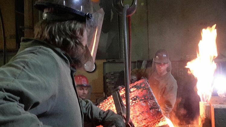 Der eigentliche Gussvorgang läuft genauso wie vor vielen hundert Jahren. Die flüssige Bronze wird in die vorgefertigte Form eingefüllt. Danach muss der Klangkörper noch einige Tage erkalten. Foto: Rolf Pralle