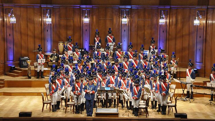 Das Jugendmusikkorps Bad Kissingen spielt den Auftakt zum "Bad Kissinger Winterzauber 2016/ 2017". Foto: Peter Klopf