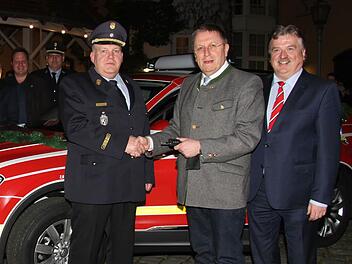 OB Henry Schramm (Mitte) übergab gemeinsam mit Landrat Klaus Peter Söllner (rechts) der Feuerwehr einen neuen Kommandowagen. Das neue Auto hat die Stadt Kulmbach über 52 000 Euro gekostet. Unser Bild zeigt sie mit Kommandant Heinrich Poperl. Fotos: Sonny Adam