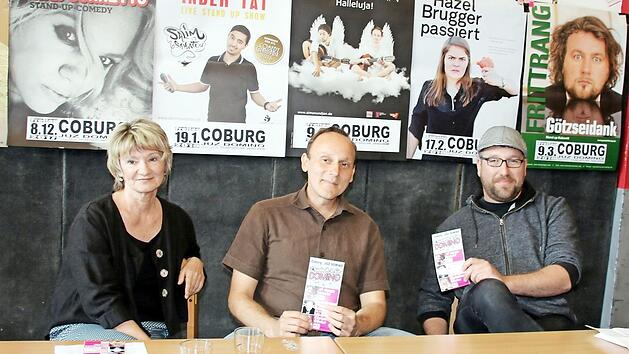 B&uuml;hne frei f&uuml;r junge und talentierte Comedians und Kabarettisten hei&szlig;t es ab Herbst bei "Quatsch & Co im Domino". Daf&uuml;r haben sich erstmals die Konzertagentur Friedrich und der Verein Domino Coburg zusammengetan. Bei einem Pressegespr&auml;ch stellten Christiane Schilling, Alexander Thomann (beide Verein Domino) und Sebastian Knoch (Konzertagentur Friedrich, von links) das neuartige Konzept vor.  Foto: Bettina Knauth
