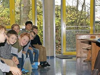 Für den bundesweiten Vorlesetag kehrte die inzwischen pensionierte Schulamtsdirektorin Ulrike Brech an ihre "Ausbildungsschule" zurück. An der Grundschule Oberaurach war sie einst Lehramtsanwärterin.  Foto: sw