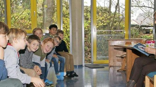 Für den bundesweiten Vorlesetag kehrte die inzwischen pensionierte Schulamtsdirektorin Ulrike Brech an ihre "Ausbildungsschule" zurück. An der Grundschule Oberaurach war sie einst Lehramtsanwärterin.  Foto: sw