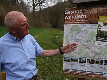Reinhold Müller führt über die Terrainkurwege im Staffelsteiner Land. Er zeigt den Teilnehmern nicht nur das gelenkschonende Laufen, sondern weist auch auf die jeweiligen Besonderheiten der Topographie sowie der Botanik hin.Matthias Einwag