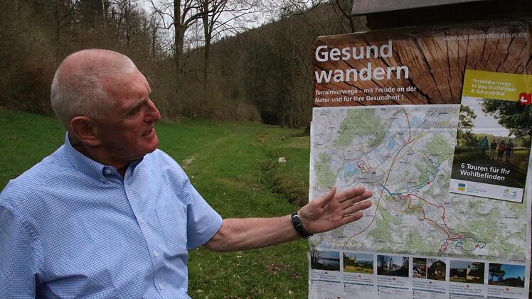 Reinhold Müller führt über die Terrainkurwege im Staffelsteiner Land. Er zeigt den Teilnehmern nicht nur das gelenkschonende Laufen, sondern weist auch auf die jeweiligen Besonderheiten der Topographie sowie der Botanik hin.Matthias Einwag