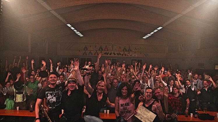 Ausgepowert vor der tobenden Menge: Ac ( c ) oustic Jam. Philip Kleinheinz