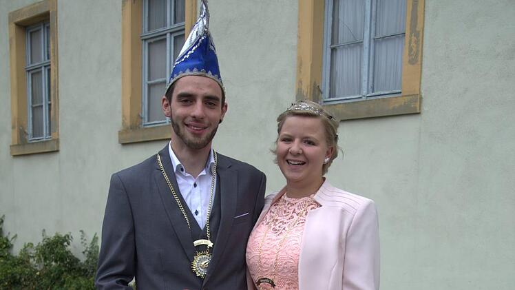 Sophia Gromhaus (Hafenpreppach) und Marcel Meixner (Oberelldorf) regieren als Sophia I und Marcel III. in dieser Session die Seßlacher Narren. Am gestrigen Sonntag übernahmen sie symbolisch den Rathausschlüssel aus der Hand des kommissarischen Bürgermeisters Wolfgang Pfister. Wegen der Rathaussanierung die "Machtübernahme" in diesem Jahr vor der Alten Schule statt. Foto: Bettina Knauth