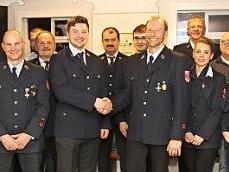 Die Führungsmannschaft der Feuerwehr Gossenberg: Frank Degner (Mitte, rechts) übergab per Handschlag die Wehr an den neuen Vorsitzenden Sebastian Schultheiß (Mitte, links).  Foto: Michael Stelzner