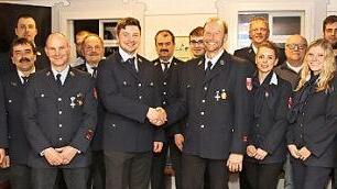 Die Führungsmannschaft der Feuerwehr Gossenberg: Frank Degner (Mitte, rechts) übergab per Handschlag die Wehr an den neuen Vorsitzenden Sebastian Schultheiß (Mitte, links).  Foto: Michael Stelzner