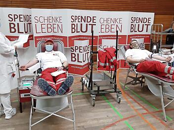 Jungs von der Wasserwacht Wallenfels sind nicht nur als Helfer beim Blutspenden in Steinwiesen dabei, sie spenden auch gerne ihr Blut, um Leben zu retten. Foto: sd