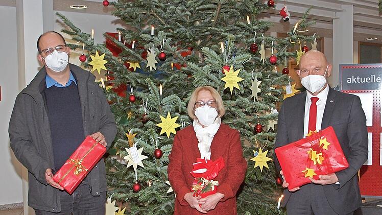Benjamin Schmidt vom HPZ, Gerda Geiger-Glöckner, die Vorsitzende des Hilfswerks des „Inner Wheel Clubs“ und Oliver Hofmann von der Sparkasse Coburg-Lichtenfels (von links) eröffneten im Foyer der Sparkasse die Weihnachtsaktion.