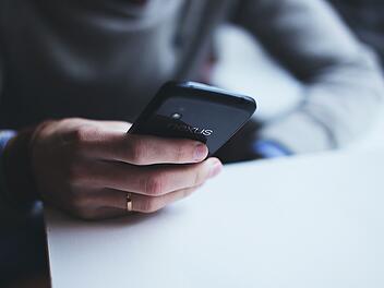 Eine Spionage-App funktioniert nur, wenn sie auch auf dem Smartphone des*der Ausspionierten installiert wurde.