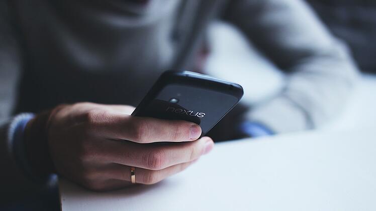 Eine Spionage-App funktioniert nur, wenn sie auch auf dem Smartphone des*der Ausspionierten installiert wurde.