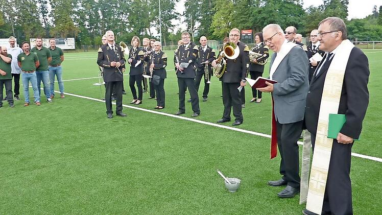 Pfarrer Michael Foltin und Diakon Wolfgang Fehn weihten den Stockheimer Kunstrasenplatz.