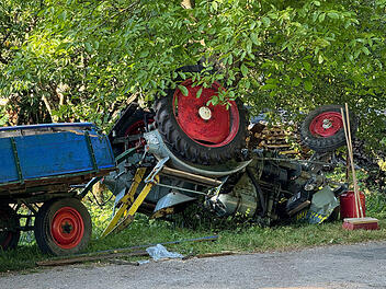 Traktor mit Anhänger kommt von Straße ab