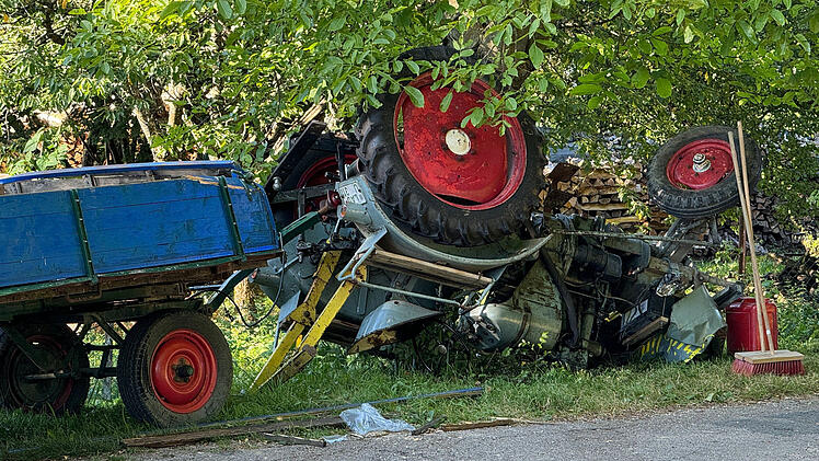 Traktor mit Anhänger kommt von Straße ab