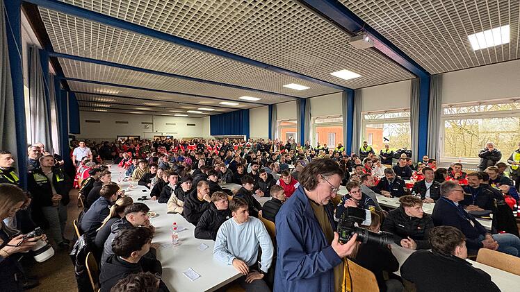 160 Einsatzkr&auml;fte proben den Ernstfall: Auto rast in Menschenmenge bei fiktivem Anschlag