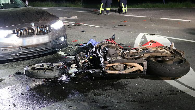 Schwerer Unfall auf Bundesstra&szlig;e: Motorradfahrer stirbt nach schwerem Zusammensto&szlig;