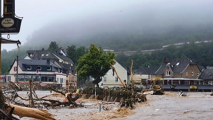 In Altenahr erreichte der Pegel am 14. Juli einen Hochwasserstand von sch&auml;tzungsweise zehn Metern. Das Bild zeigt die Folgen am Tag danach und wurde von der damaligen B&uuml;rgermeisterin der Verbandsgemeinde Altenahr, Cornelia Weigand, aufgenommen.