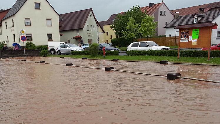 Der Reichenbach in Burglauer wurde zum breiten Fluss. Foto: Marco Müller