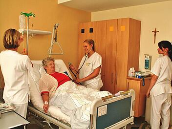 Patientin Irma Kohl wird von den Pflegeschülerinnen aufmerksam betreut, von links Anna Büttner, Katharina Weigand und Irina Kenner. Fotos: Werner Vogel