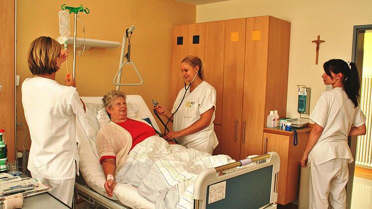 Patientin Irma Kohl wird von den Pflegeschülerinnen aufmerksam betreut, von links Anna Büttner, Katharina Weigand und Irina Kenner. Fotos: Werner Vogel