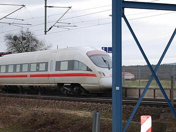 Die vom Ausbau der Bahnstrecke betroffenen Anwohner sollen besser informiert werden. Das versprechen jetzt die Planer beim Erörterungstermin in der Jahnhalle in Forchheim.  Foto: Archiv