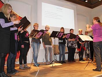 Der Chor "Frauenklänge" überzeugte mit einer breiten Vielfalt an Liedern und durch seine Ausdrucksstärke.  Fotos: Gerda Völk