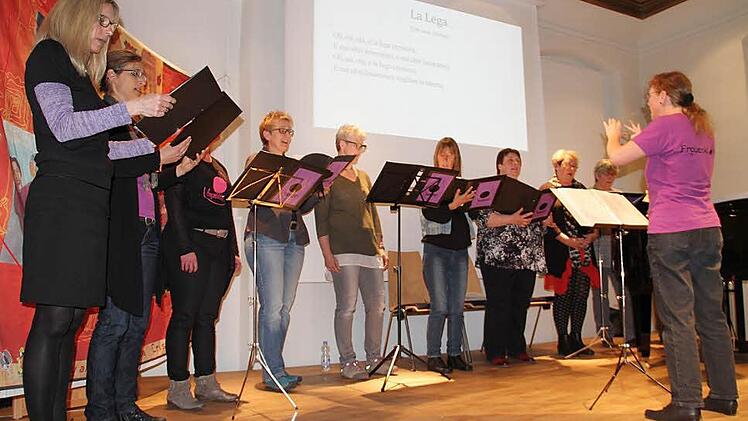 Der Chor "Frauenklänge" überzeugte mit einer breiten Vielfalt an Liedern und durch seine Ausdrucksstärke.  Fotos: Gerda Völk