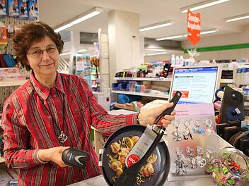 Hedwig Reuscher heute an der modernen Scannerkasse. Foto: Heike Beudert