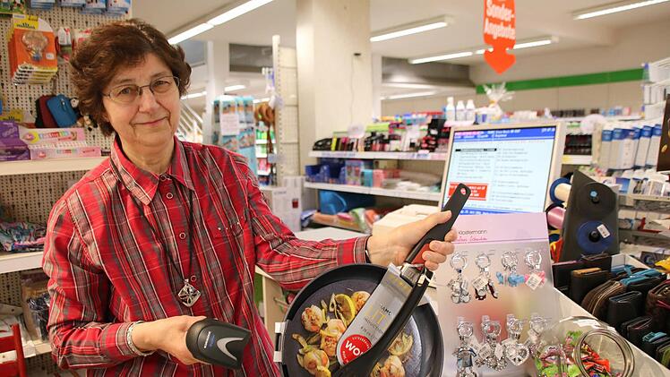 Hedwig Reuscher heute an der modernen Scannerkasse. Foto: Heike Beudert
