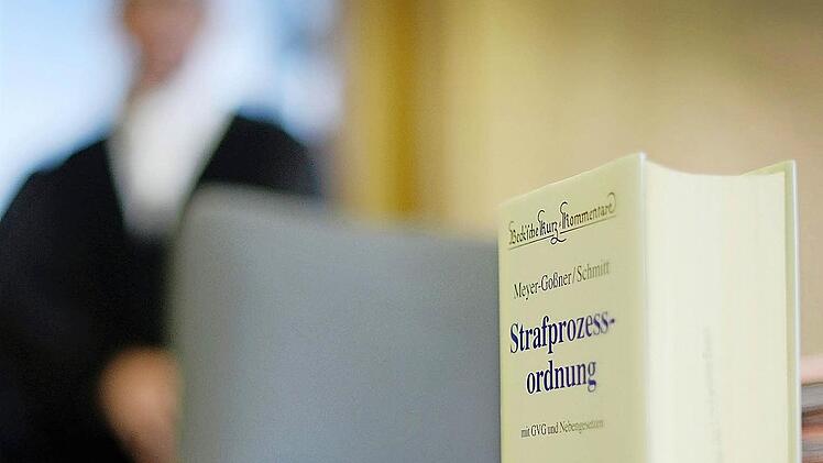 Per Gesetz ist in Deutschland geregelt, welche Fragen einem Zeugen gestellt werden dürfen und welche nicht zulässig sind. Wenn Fragen zu persönlich werden, darf ein Richter durchaus eingreifen. Foto: Volker Hartmann/dpa