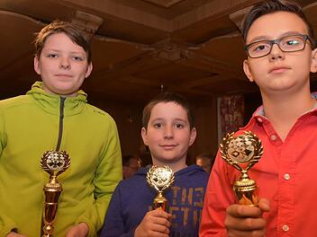 Die Sieger des Monatsblitz' 2016, von links: Jonas Heimann (U20), Philipp Schwab (U10) und Philipp Michel (Gesamt und U14)  Foto: SCF