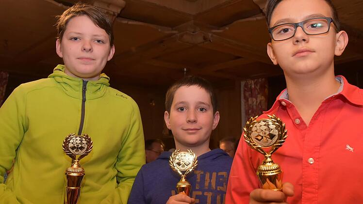 Die Sieger des Monatsblitz' 2016, von links: Jonas Heimann (U20), Philipp Schwab (U10) und Philipp Michel (Gesamt und U14)  Foto: SCF