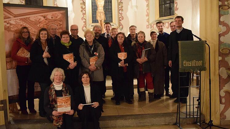 Alle, die am neuen Kirchenführer mitgewirkt haben, zusammen mit Vertreterinnen der evangelischen Bürgerstiftung und Rödentals Bürgermeister Marco Steiner sowie Gerd Mücke, dem Dritten Bürgermeister. Foto: Daniela Pondelicek
