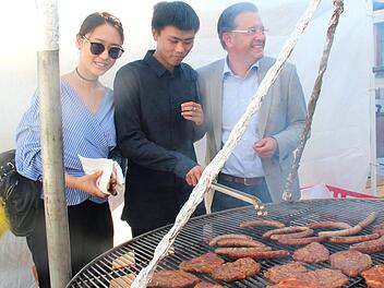 Bürgermeister Karsten Fischkal (rechts) mit den beiden chinesischen Studenten Shixuan Chen und Yu Rao am Stand der Orgelfreunde. Foto: Johanna Blum