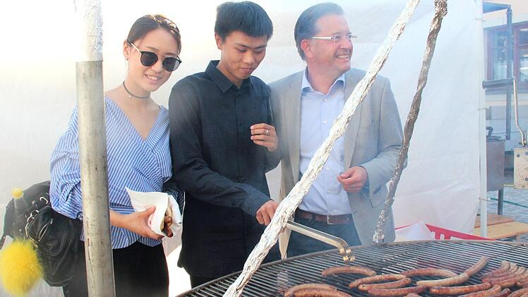 Bürgermeister Karsten Fischkal (rechts) mit den beiden chinesischen Studenten Shixuan Chen und Yu Rao am Stand der Orgelfreunde. Foto: Johanna Blum