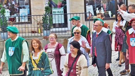 Unter Trommelklang erreichte der Festzug, angef&uuml;hrt von B&uuml;rgermeisterin Christine Frie&szlig;, zum Festauftakt den Marktplatz. Foto: Ingrid Kohles