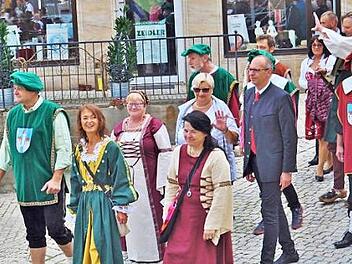 Unter Trommelklang erreichte der Festzug, angeführt von Bürgermeisterin Christine Frieß, zum Festauftakt den Marktplatz. Foto: Ingrid Kohles