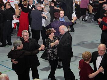 Singkreis-Vorsitzende Emilie Meier und ihr Mann Manfred (Bildmitte) mischten sich ebenfalls unter die Tänzer.Richard Sänger
