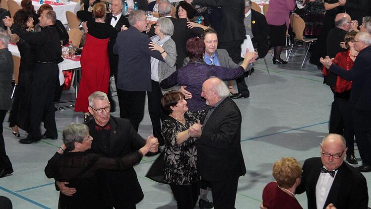 Singkreis-Vorsitzende Emilie Meier und ihr Mann Manfred (Bildmitte) mischten sich ebenfalls unter die Tänzer.Richard Sänger